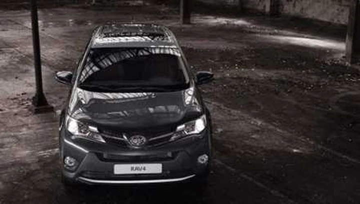 Nuova Toyota RAV4, prime immagini dalla brochure