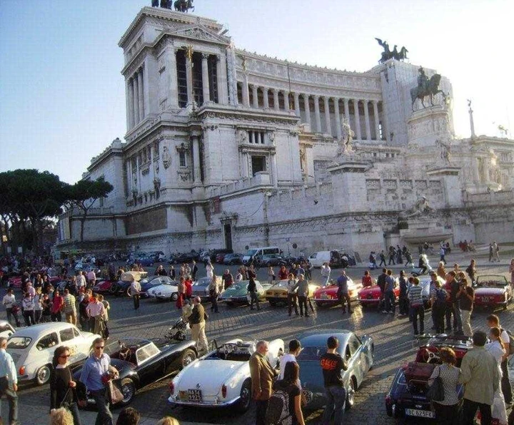 Eva al Volante in auto d'epoca