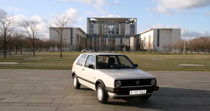 Germania: all'asta la Volkswagen Golf della Merkel