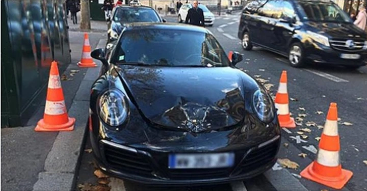 Parigi, Porsche parcheggiata male: gli artificieri la fanno saltare in aria