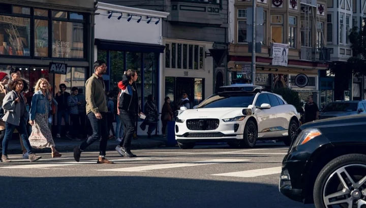 I robotaxi di Waymo fanno il pieno di multe, 589 sono per divieto di sosta
