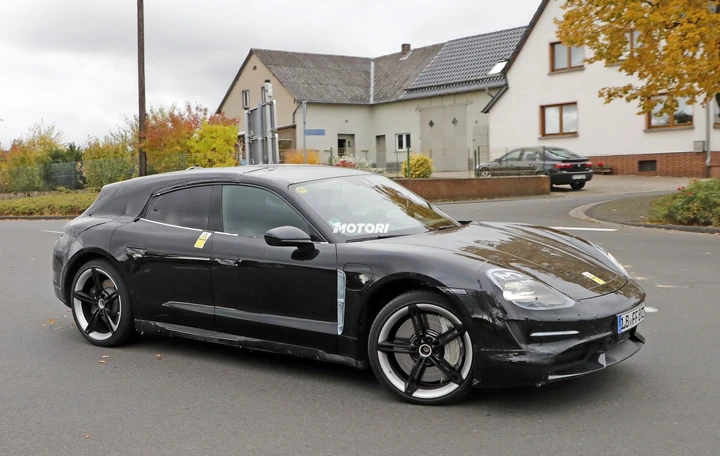 Porsche Taycan Sport Turismo, spiata durante i test su strada