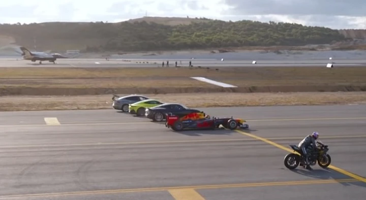 Moto, auto, F1, jet e caccia, tutti insieme in una gara di accelerazione: chi ha vinto? Ecco il video