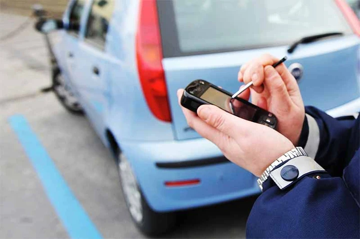 Multa per divieto di sosta: costo, ricorso, punti