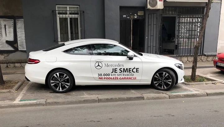 Interventi non coperti da garanzia: esasperato, riempie la propria Mercedes di proteste contro la Casa costruttrice