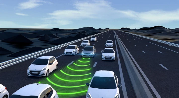Gruppo PSA: i sistemi ADAS tracciano la strada per la guida autonoma