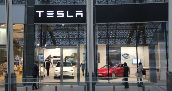 Tesla: inaugurato il nuovo showroom di Milano