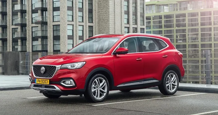 MG debutta in Italia: prezzi, allestimenti e dotazioni di ZS EV elettrica ed EHS plug-in