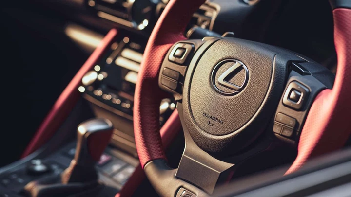 Lexus prepara un’auto mai vista prima: il futuro ha sei ruote