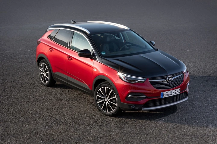 Opel Grandland X Hybrid4 AWD: immagini ufficiali