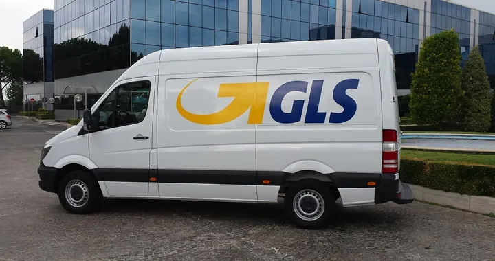 Mercedes consegna a GLS il 50° Sprinter NGT