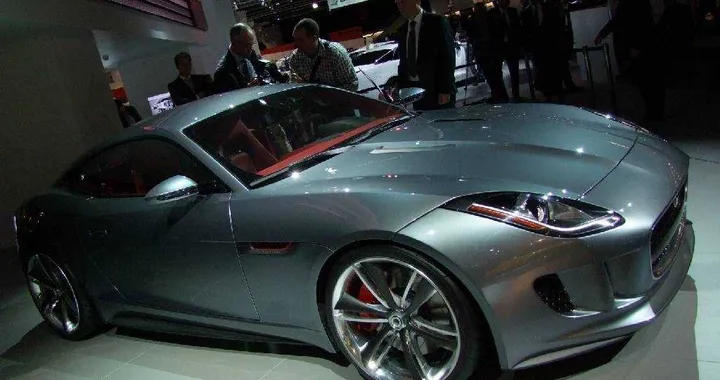 Jaguar C-X16, concept car ibrida da 300 km/h