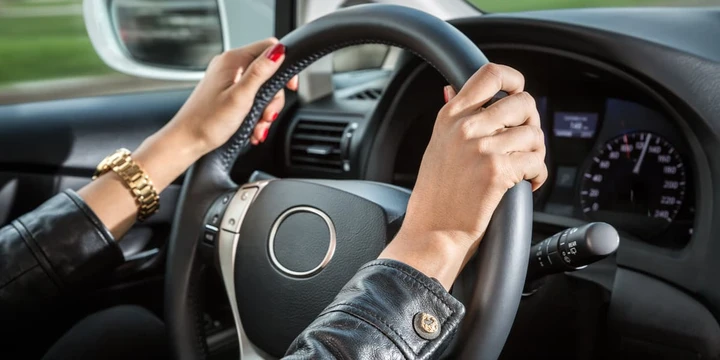 Si presenta all’esame di recupero patente guidando l'auto