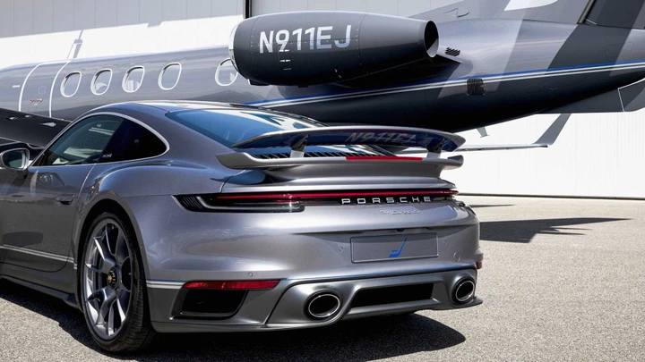 La speciale Porsche 911 Turbo S venduta con un jet Embraer