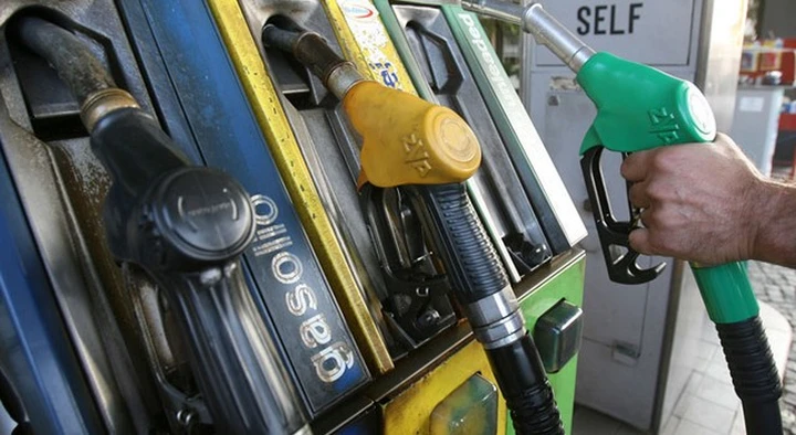 Esodo con lo sconto: prezzi carburanti in forte calo