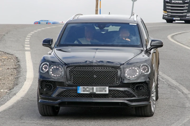 Bentley Bentayga, foto spia del restyling