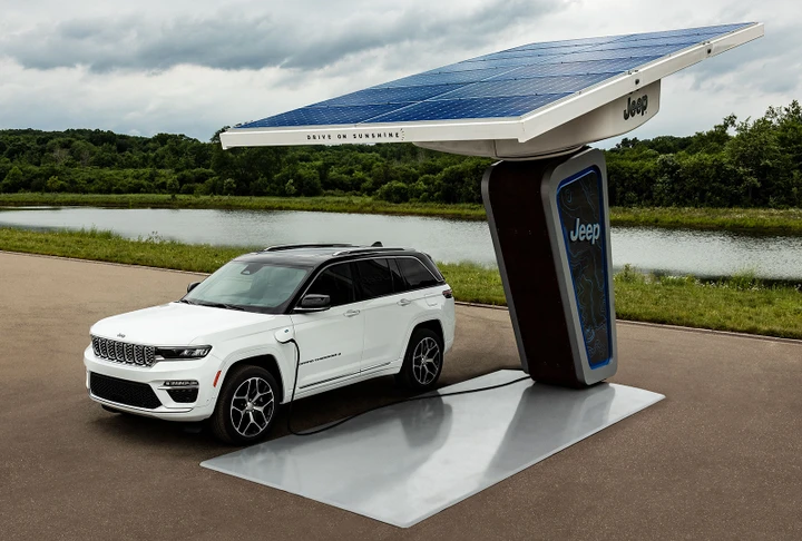 Jeep Grand Cherokee 4xe: immagini ufficiali