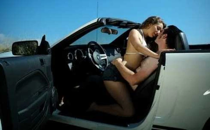 Sesso in auto: piace a 8 italiani su 10