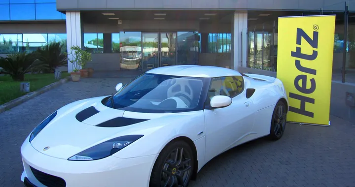 Con Hertz noleggi una Lotus Evora