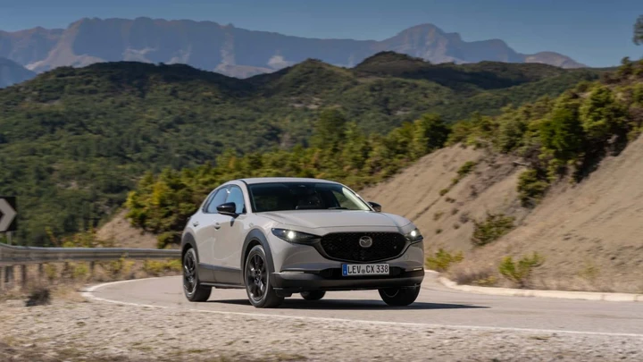 Mazda CX-30 2027: più sicurezza e nuove versioni, prezzi da 28.850 euro