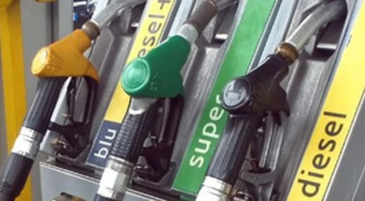 Benzina: il prezzo raggiunge i 2 euro al litro