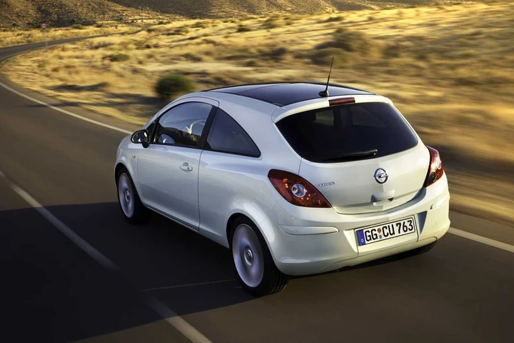 Opel Corsa restyling: nuove foto