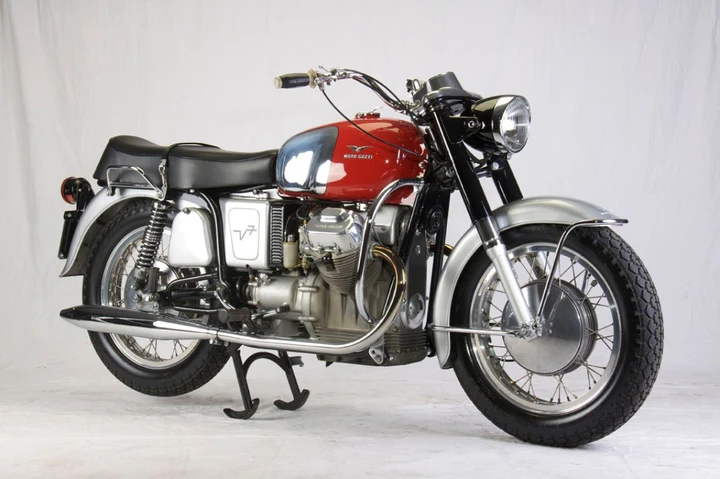 Moto Guzzi V7 700 del 1967 all'asta un pezzo da collezione