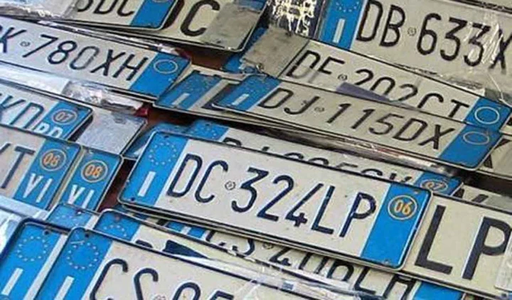 Mancano le targhe auto: immatricolazioni a rischio