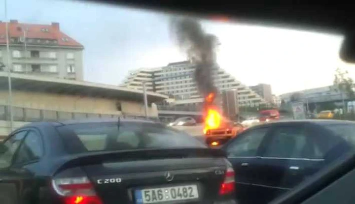 Una Lamborghini Gallardo brucia a Praga
