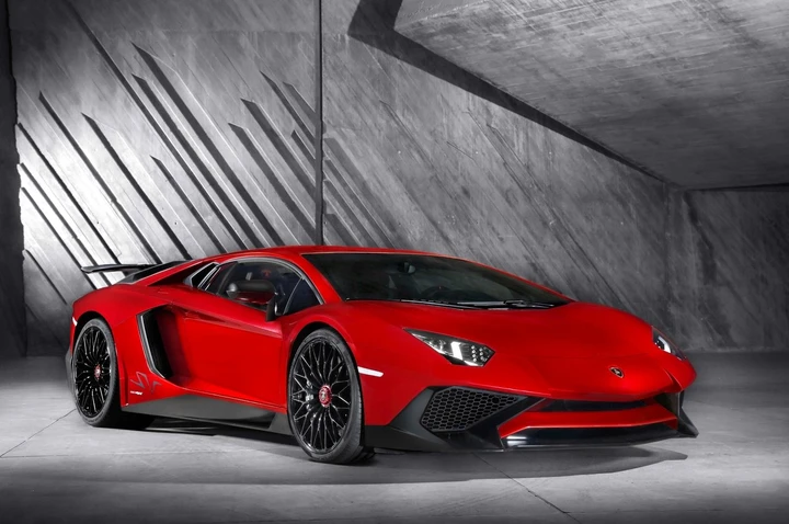 Lamborghini Aventador LP750-4 SV: prime immagini ufficiali