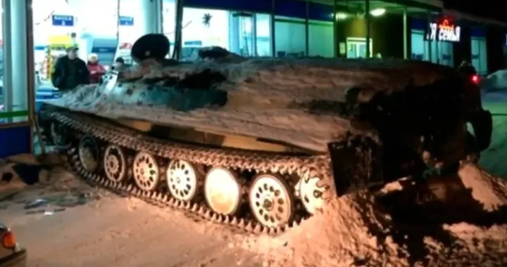 Prende un carro armato per rubare una bottiglia di vino: ecco il video