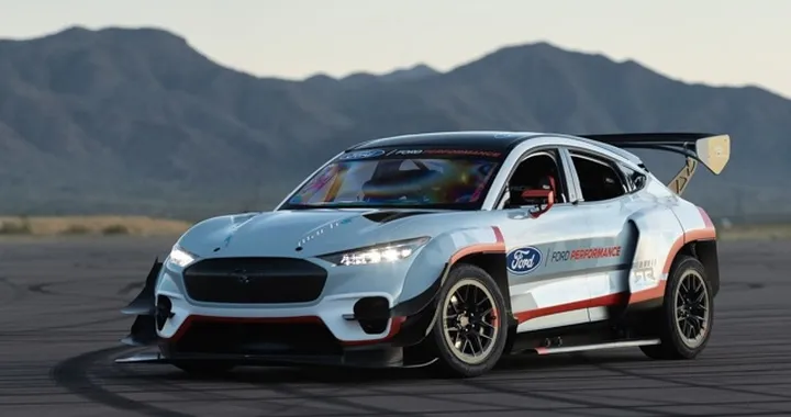 Ford Mustang Mach-E 1400 Concept: il prototipo elettrico con 7 motori