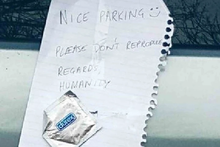 Parcheggia male e trova un biglietto 