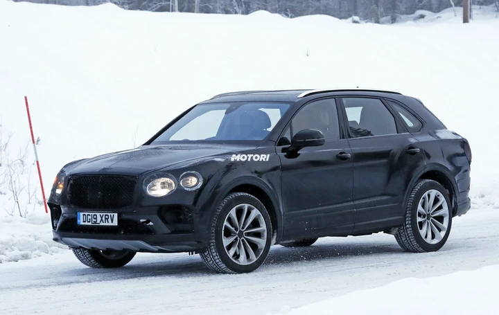 Bentley Bentayga restyling: le foto spia