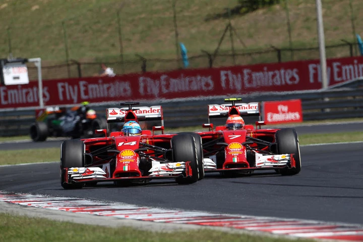 Le Ferrari vengono inquadrate poco e i cronisti Rai gridano al complotto
