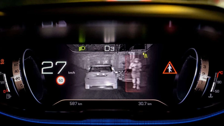 Visione notturna per auto: come funziona e chi la offre