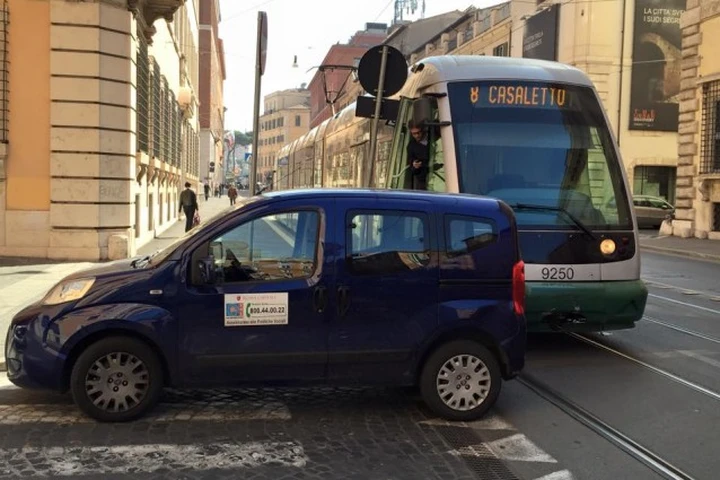 Roma, auto del Comune blocca il tram