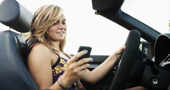 Telefonino in auto: linea dura dalla Cassazione francese