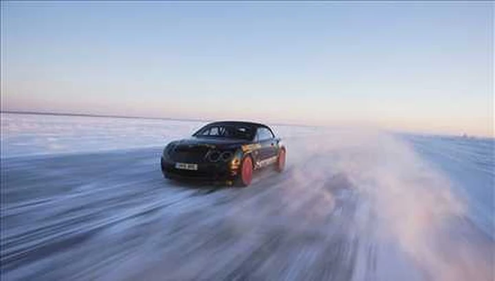 Bentley Continental da record: 330 km/h sul ghiaccio