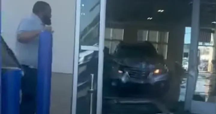 Distrugge uno showroom con l'auto e provoca otto feriti