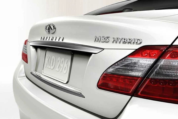 Infiniti, una versione ibrida per la berlina di lusso