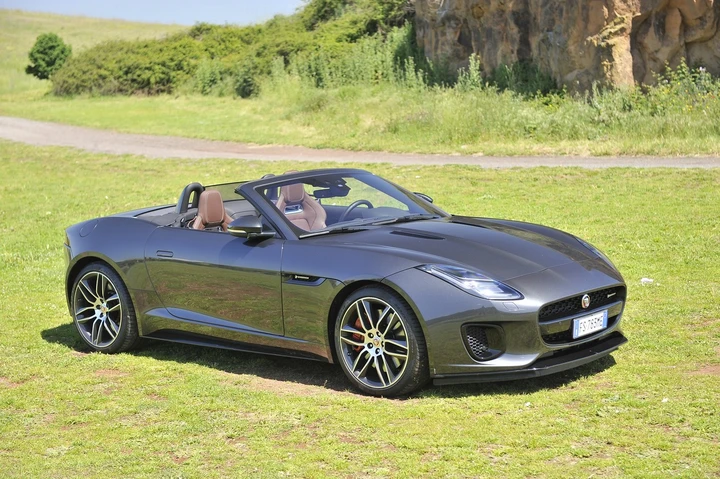 Jaguar F-Type Convertible 2.0 I4 R-Dynamic: la prova su strada