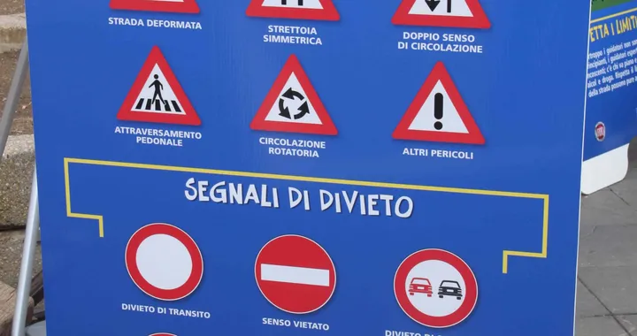 Cartelli segnalatori: l'elenco di tutti i cartelli stradali