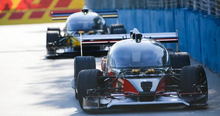 Prima gara senza piloti, primo incidente. Ironia Roborace: 