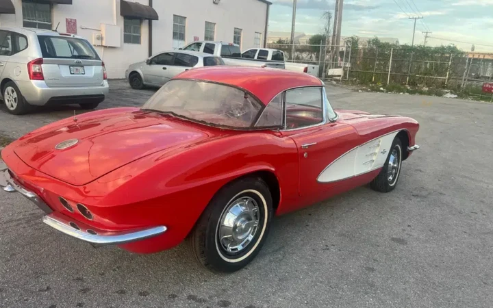 Questa leggenda americana è all'asta su eBay a partire da 1$: Chevrolet Corvette da urlo