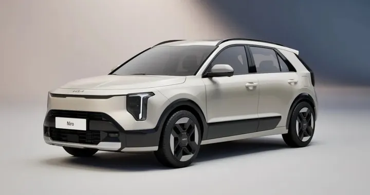 Kia Niro restyling 2026: nuovo look Opposites United e plancia panoramica