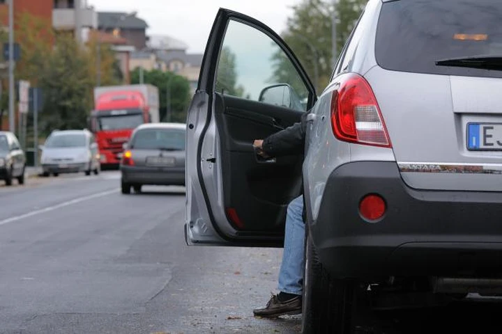 Moneta incastrata nella maniglia dell'auto, la nuova tecnica di furto