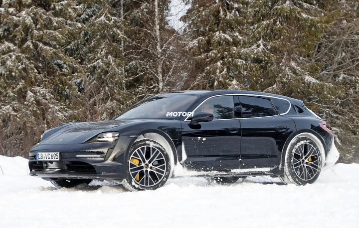 Porsche Taycan Sport Cross Turismo: le foto spia