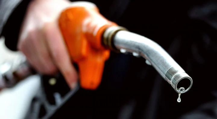 Fare benzina in Svizzera non conviene più