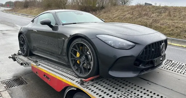 Mercedes AMG GT 63S fermata a 257 km/h sull’autostrada: sequestrata